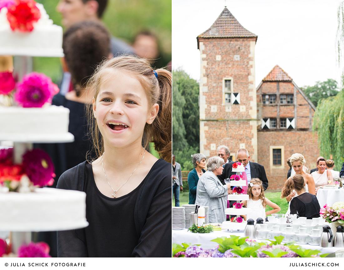 Hochzeitstorte von Cafe Classique mit Blumen und Dahlien auf Burg Hülshoff