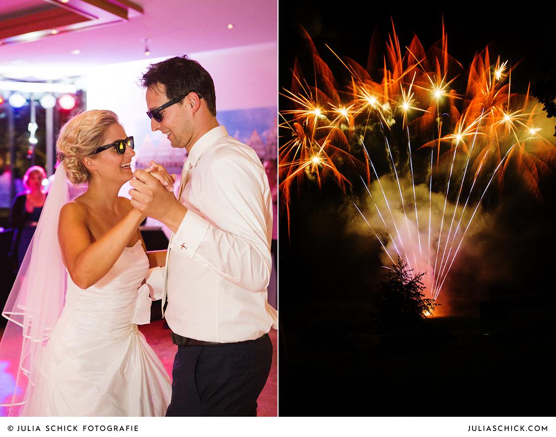 Tanzendes Brautpaar und Feuerwerk auf Hochzeit im Stapelskotten