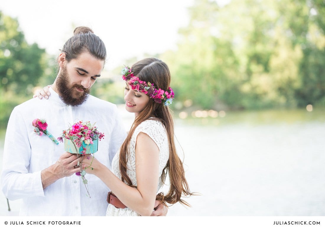 Hochzeitsfoto Bräutigam mit Bart, Braut mit magenta blumenkranz, brautstrauß in blau und magenta von florale manufaktur