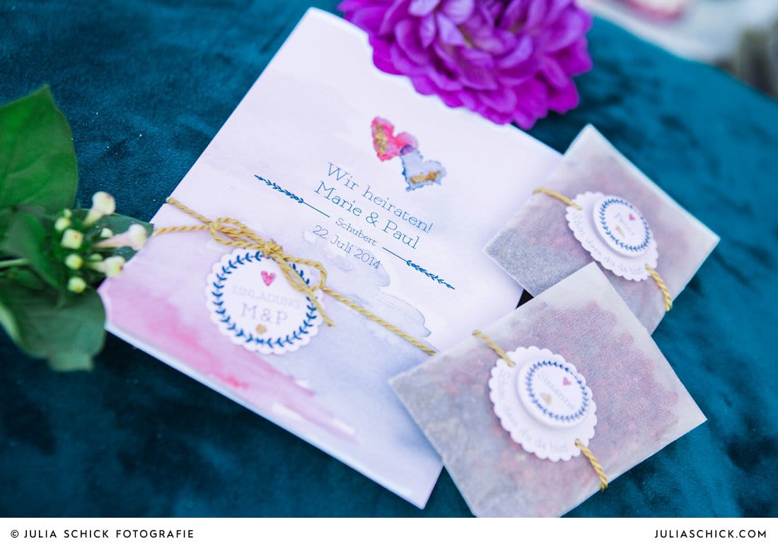 Hochzeitspapeterie: Trauheft und Gastgeschenk mit Button in blau und magenta