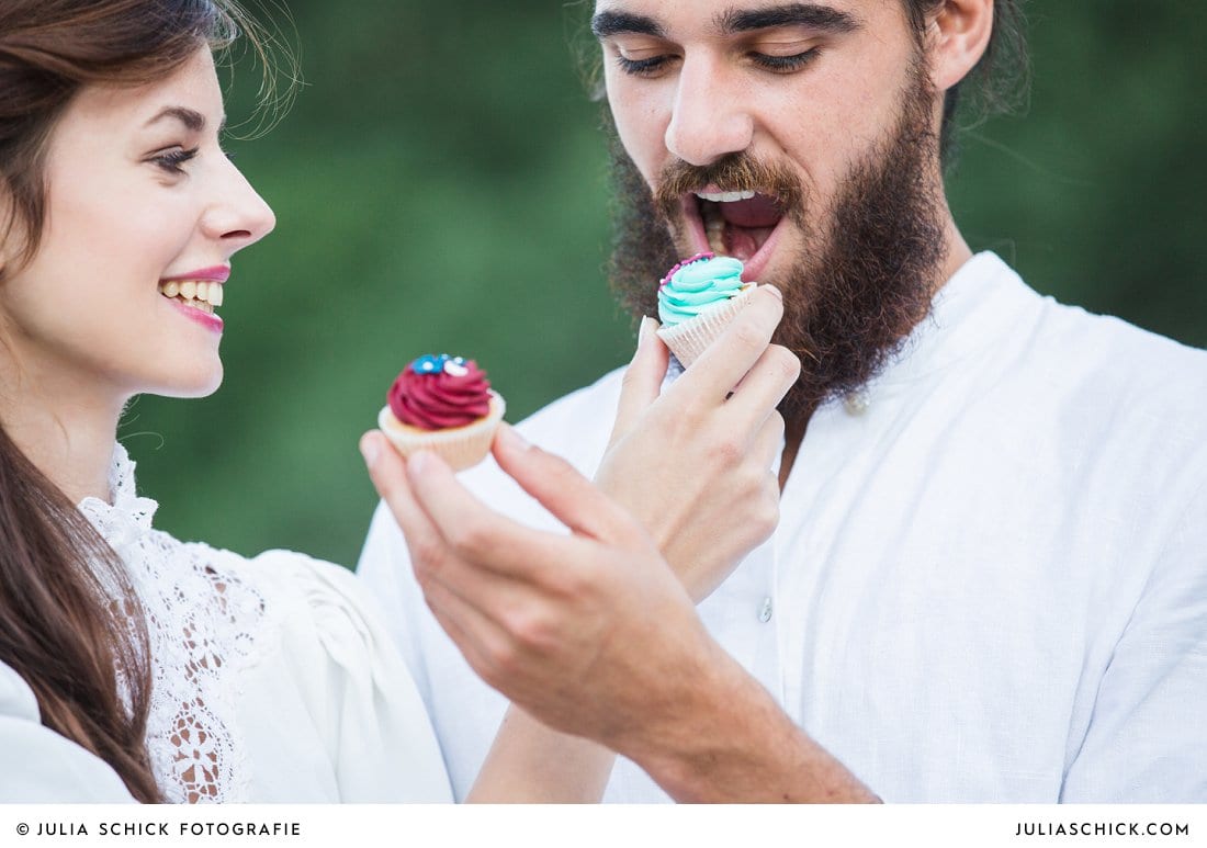 Bärtiger Bräutigam beißt in Cupcake