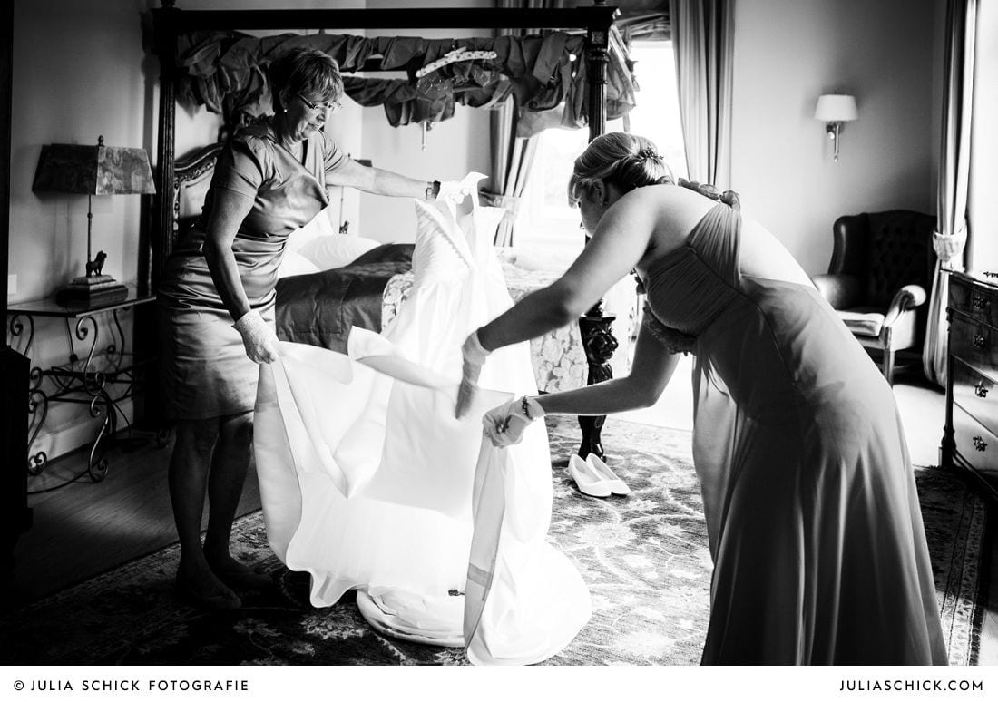 Ankleiden der Braut in Hochzeitssuite auf Gut Kump