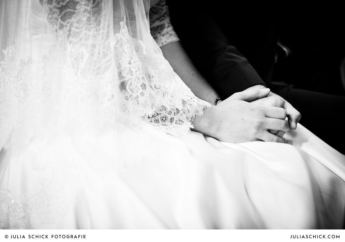 Hände des Brautpaares während der Trauung Herz Jesu Kirche Kamen Heeren