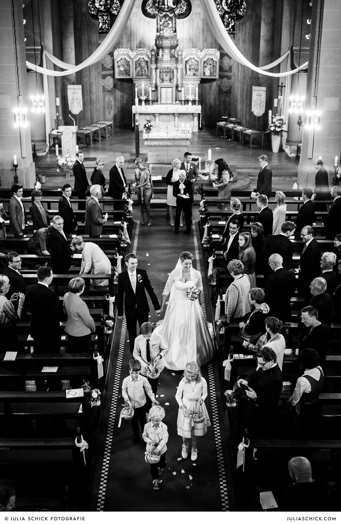 Auszug des Brautpaares aus Herz-Jesu Kirche Heeren