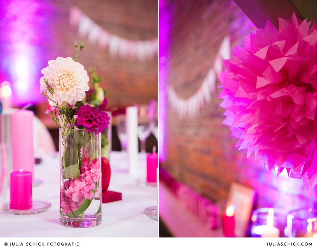 Hochzeitstischdekoration und Pompoms in rosa auf Gut Kump in Hamm