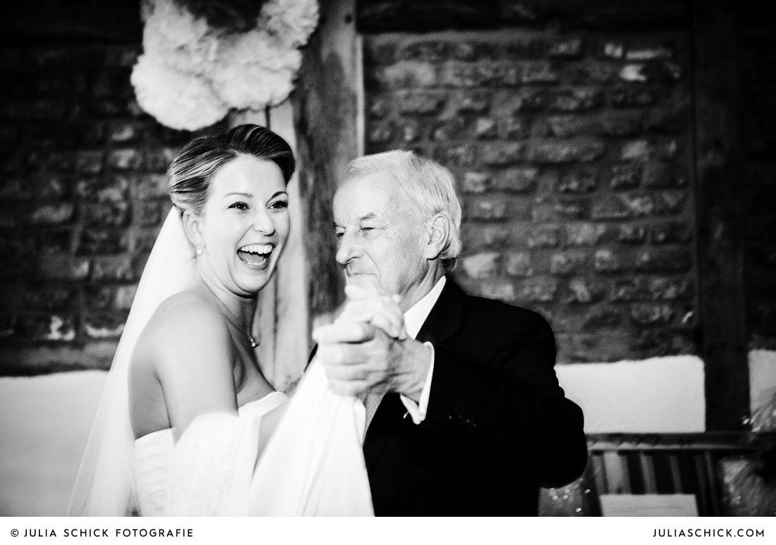 Braut tanzt mir ihrem Vater bei Hochzeit auf Gut Kump Hamm Hochzeitsfotografin