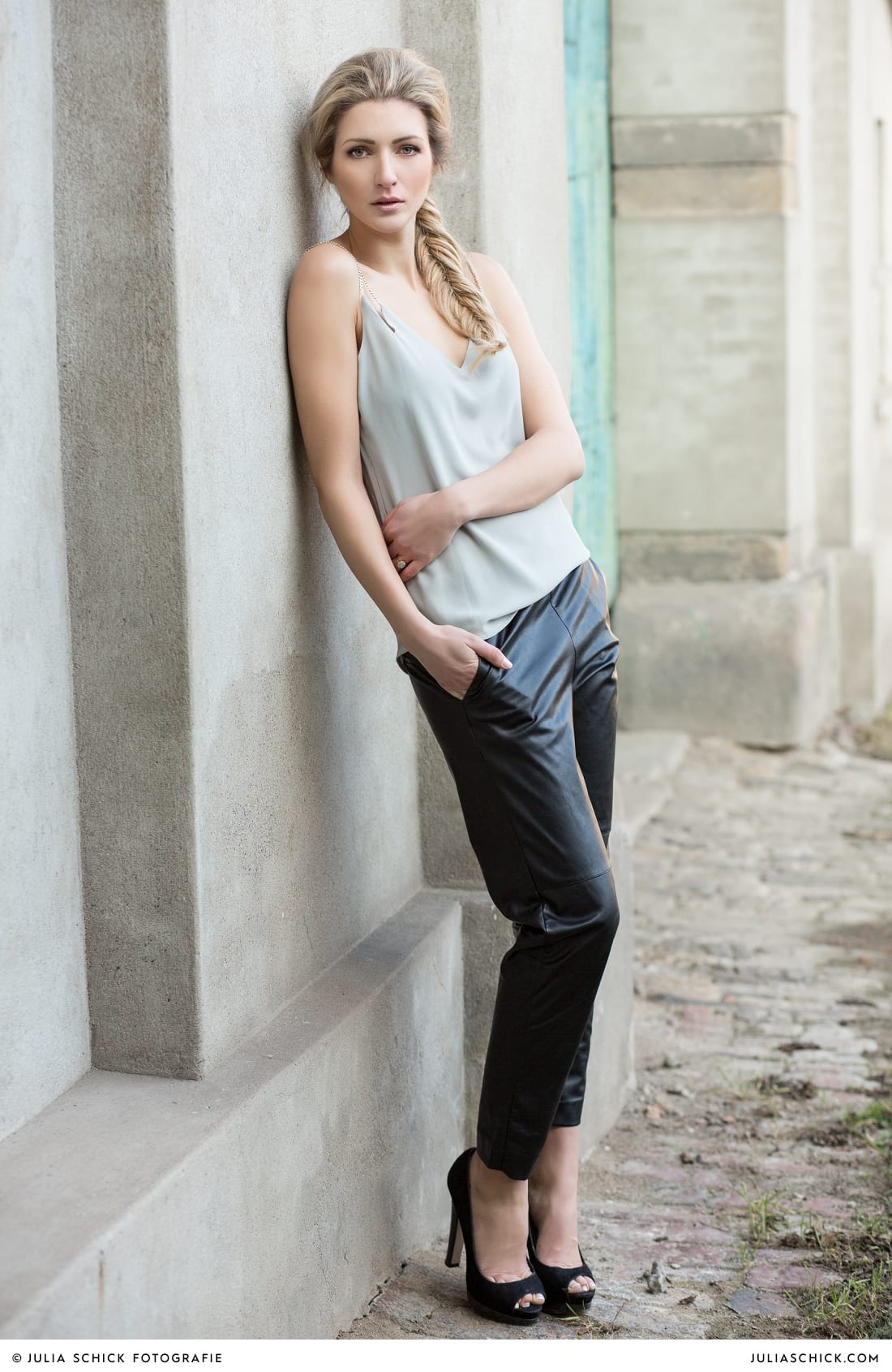 Fashionshooting von Modefotografin Julia Schick und Make-up-Artist Sandra Globke. Model mit Sommeroutfit von H & M