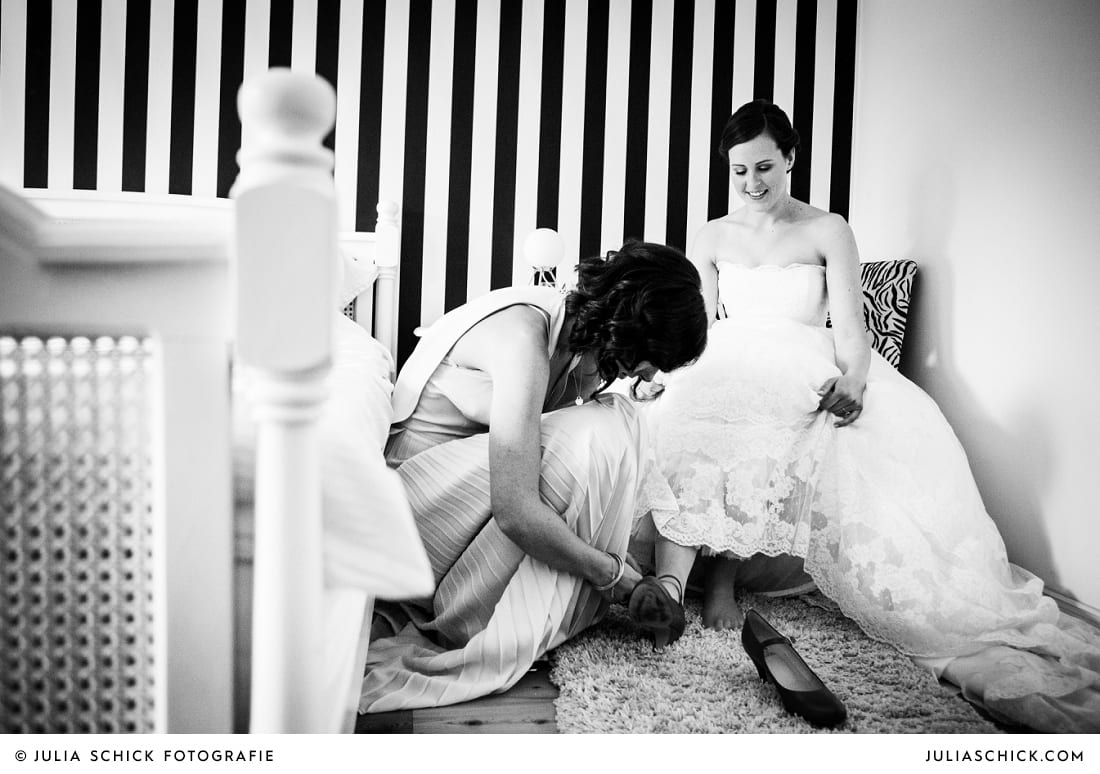 Trauzeugin hilft Braut beim Getting Ready