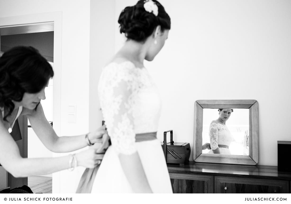 Braut in Brautkleid von pronovias vor Spiegel