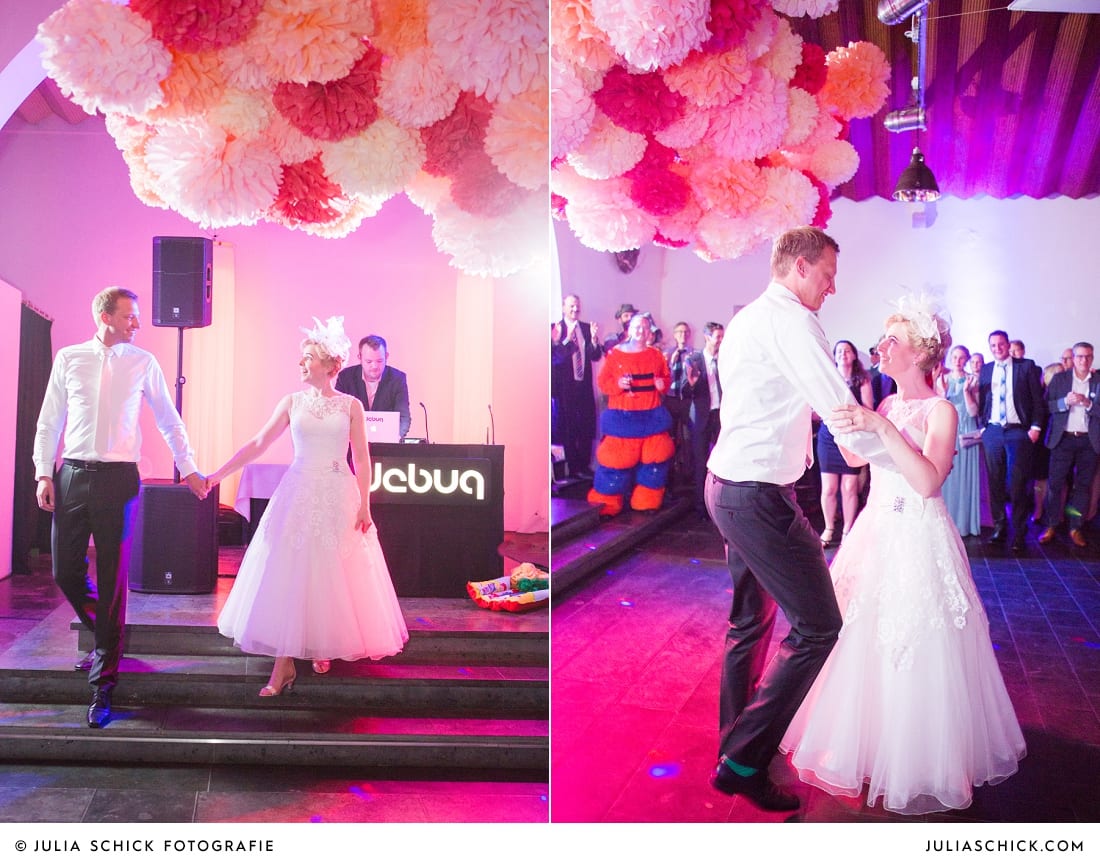 tanzendes Brautpaar bei Hochzeitsfeier auf dem Marienhof, Baumberge Nottuln
