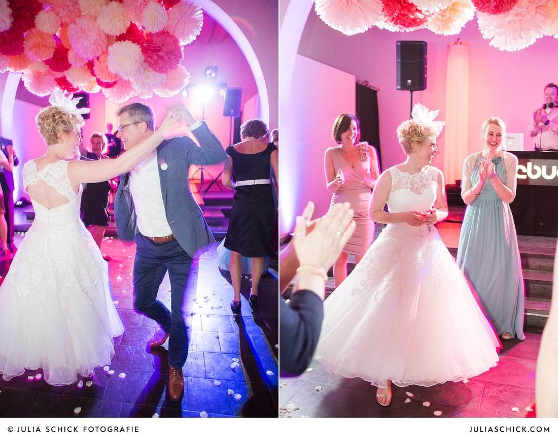 tanzendes Brautpaar bei Hochzeitsfeier auf dem Marienhof, Baumberge Nottuln