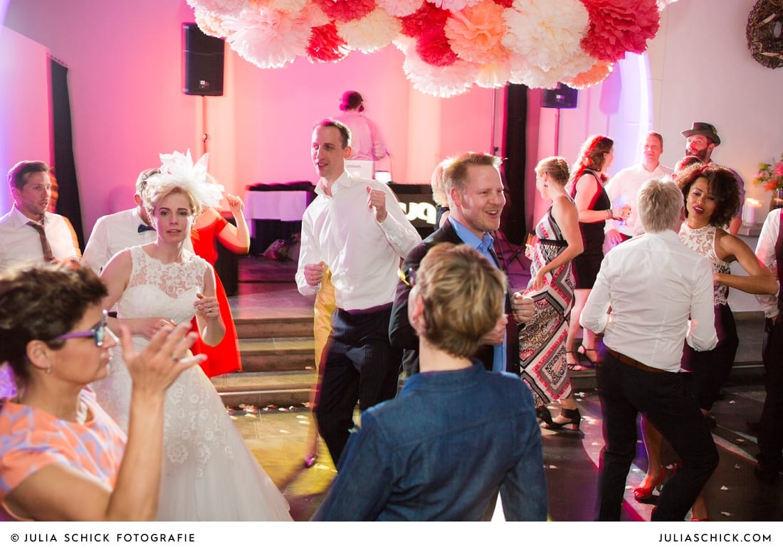 Tanzende Gäste bei Hochzeitsfeier auf dem Marienhof, Baumberge Nottuln