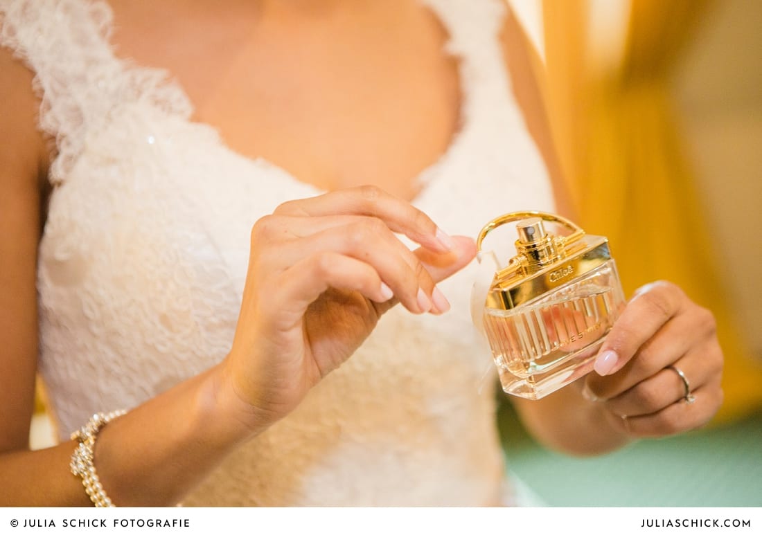 Getting Ready der Braut bei standesamtlicher Trauung auf Sportschloss Velen im weißen Saal der Orangerie