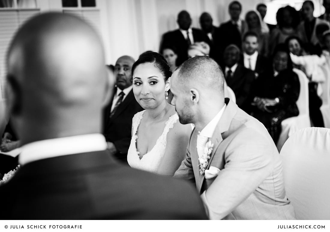 sich anschauendes Brautpaar bei standesamtlicher Trauung auf Sportschloss Velen im weißen Saal der Orangerie