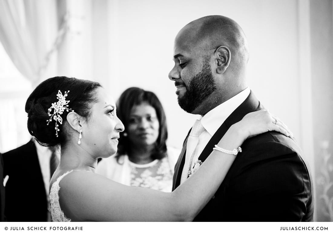 Braut und Trauzeuge nach standesamtlicher Trauung auf Sportschloss Velen im weißen Saal der Orangerie