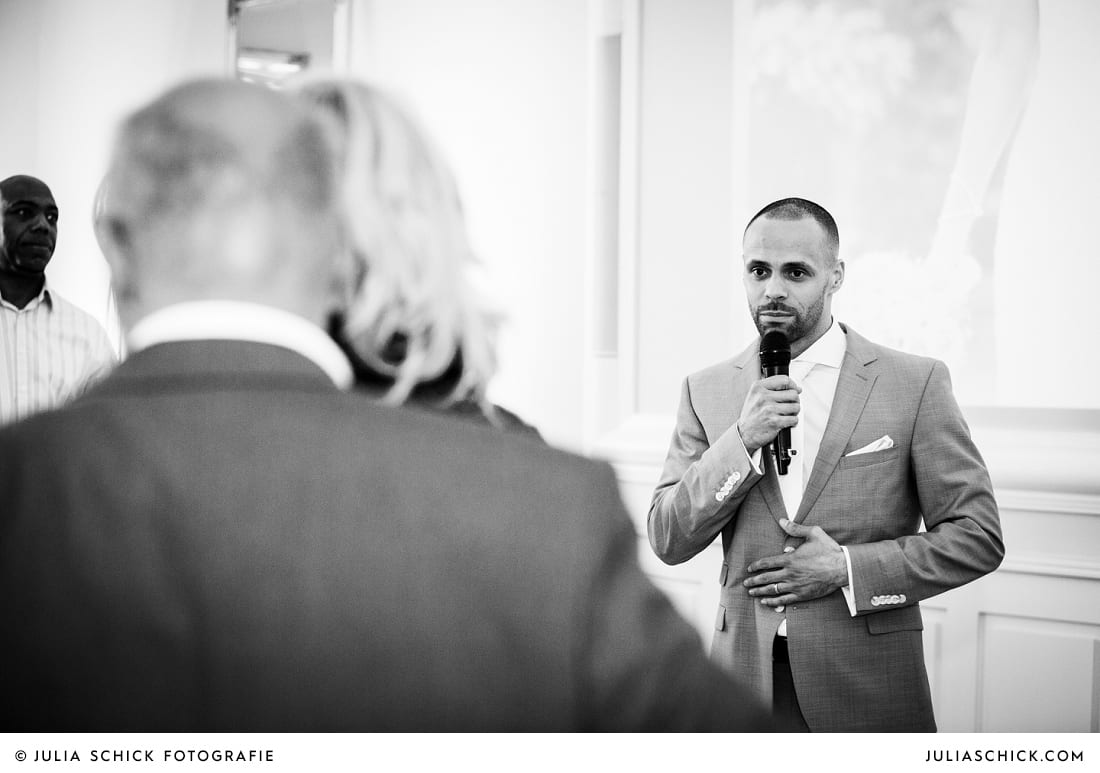 Rede des Bräutigams bei Hochzeitsfeier in der Remise auf SportSchloss Velen