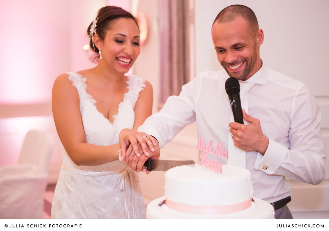 Brautpaar schneidet Hochzeitstorte an bei Hochzeitsfeier in der Remise des SportSchloss Velen