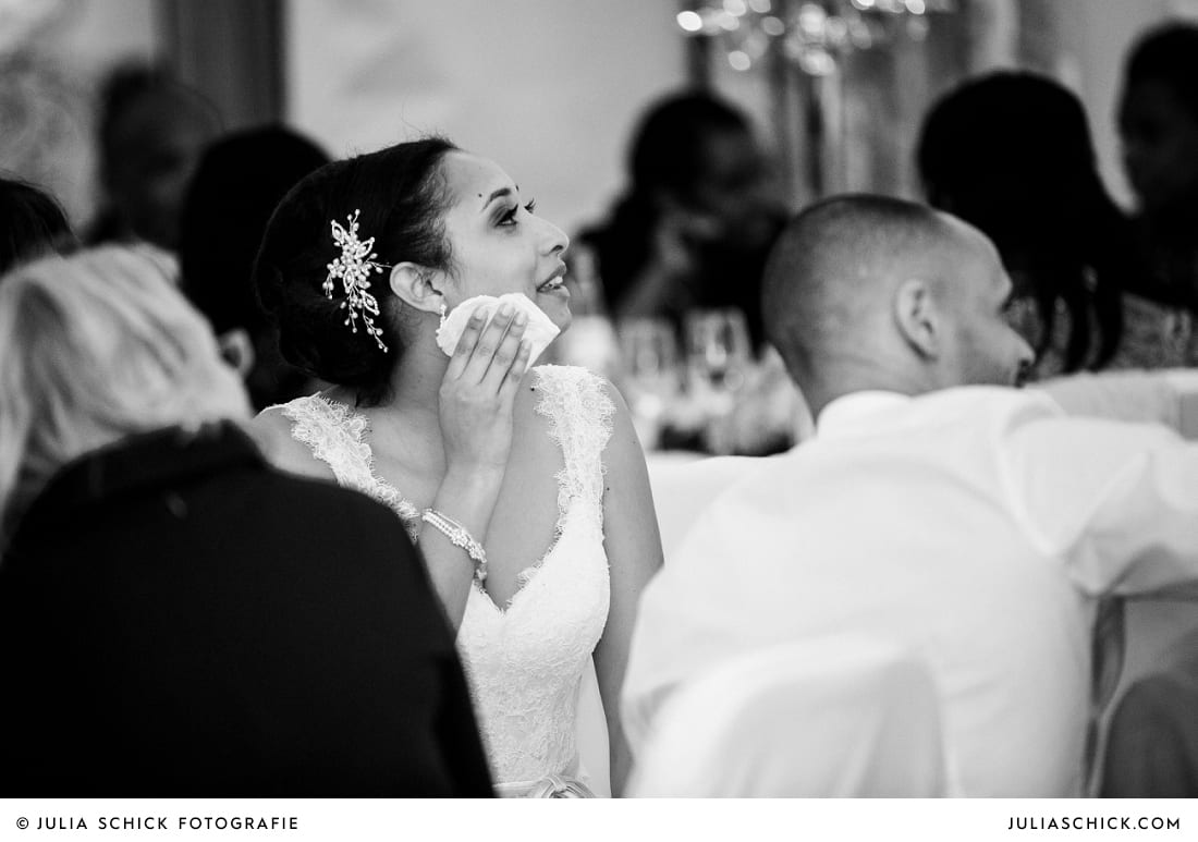 Weinende Braut bei Hochzeitsfeier in der Remise des SportSchloss Velen