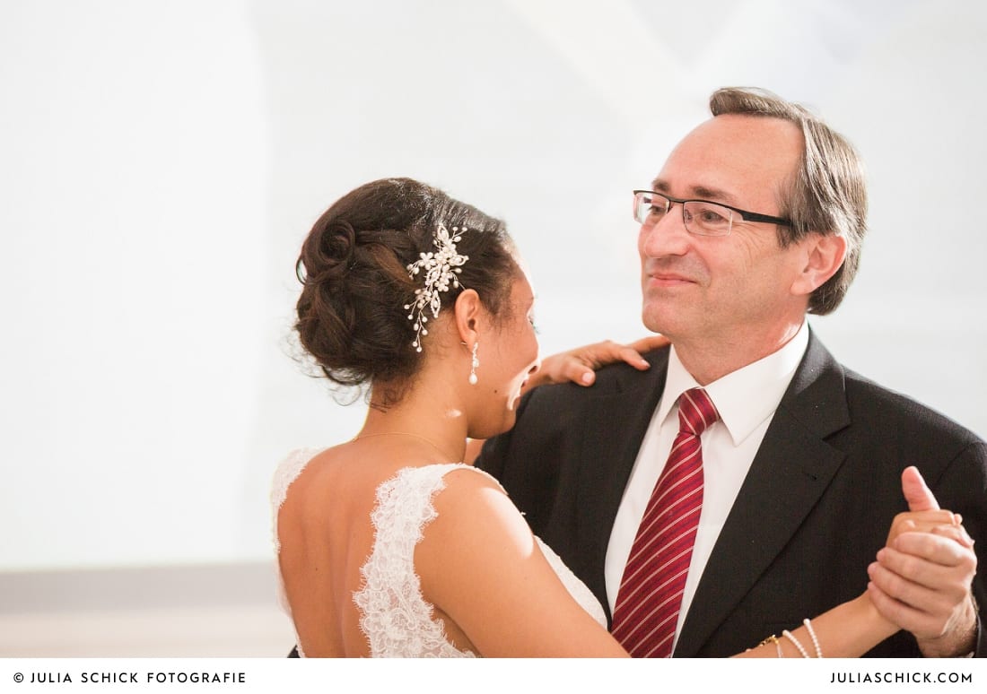 Braut und Brautvater bei Ehrentanz bei Hochzeitsfeier in der Remise des SportSchloss Velen