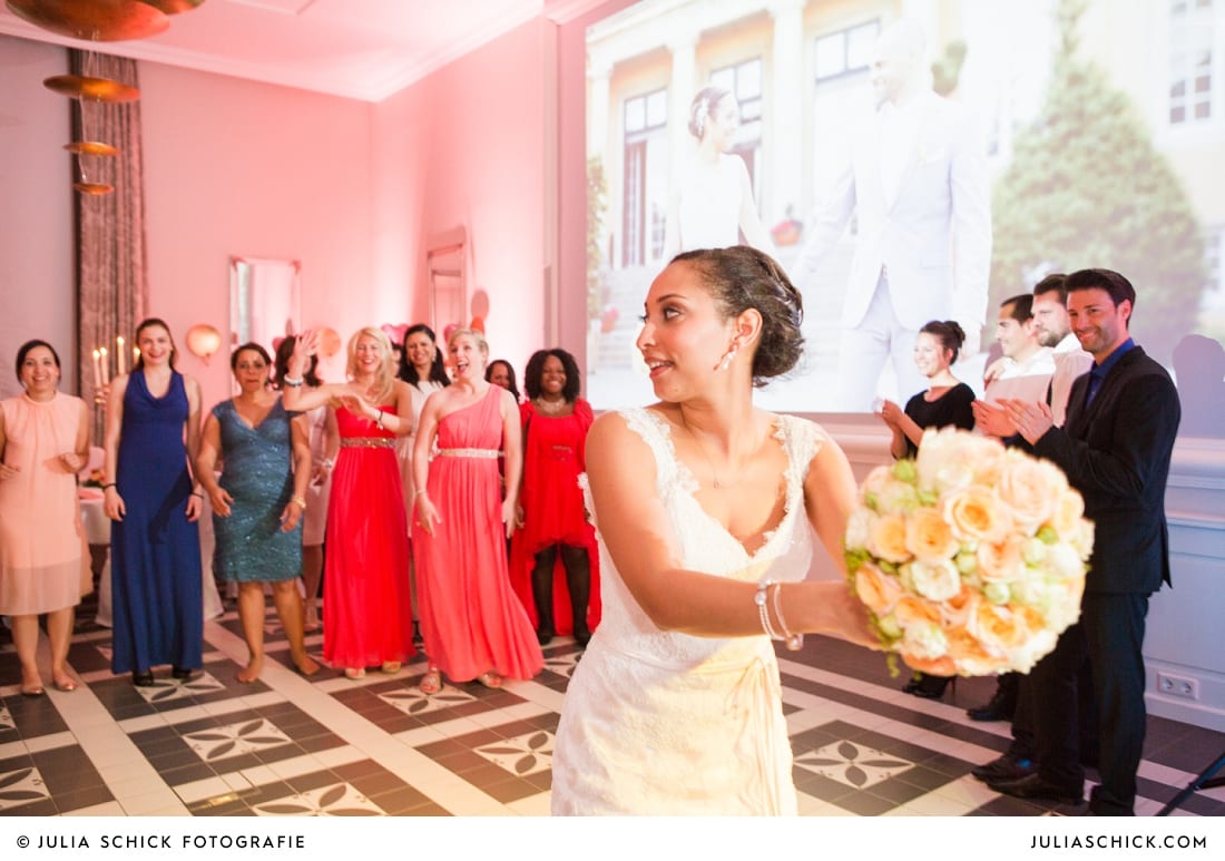 Braut wirft Brautstrauß bei Hochzeitsfeier in der Remise des SportSchloss Velen