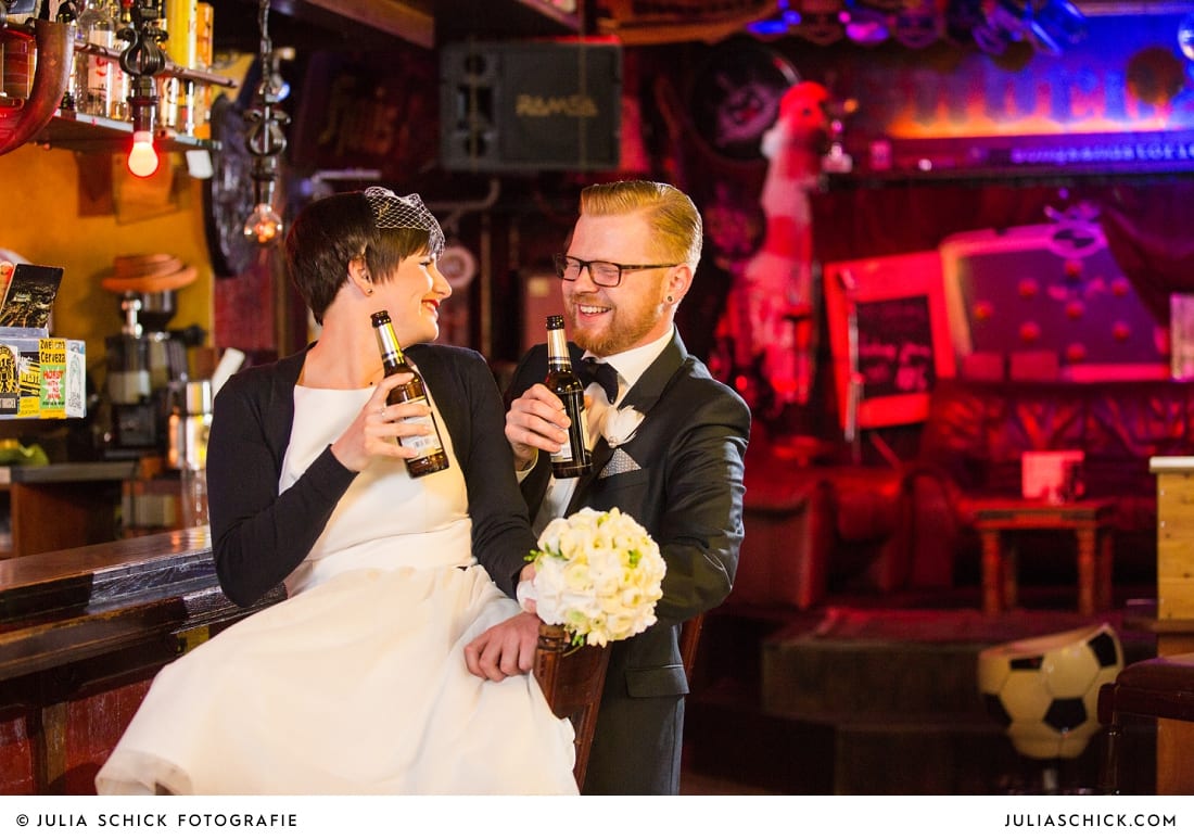 Rockabella Braut und Rockabilly Bräutigam bei Hochzeitsfotoshooting in der Hafenkneipe Subrosa in Dortmund