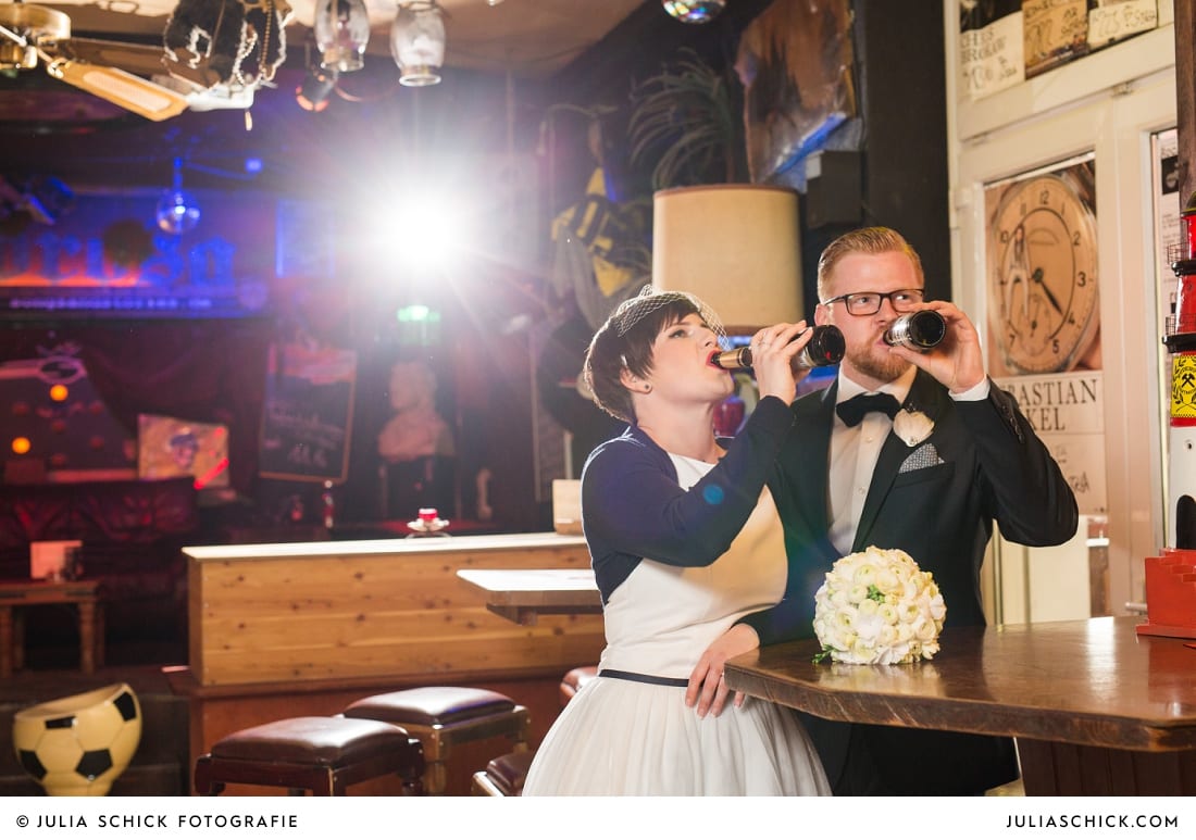 Biertrinkendes Brautpaar bei Fotoshooting in der Hafenkneipe Subrosa in Dortmund
