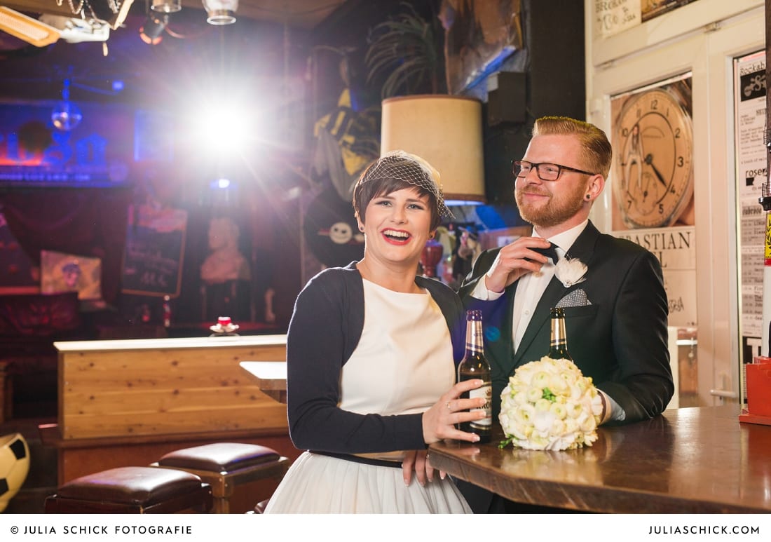 Brautpaar trinkt Krombacher bei Hochzeitsfotoshooting in der Hafenkneipe Subrosa in Dortmund