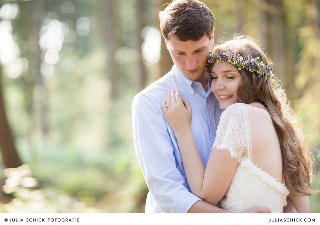Boho Brautpaar mit Brautkleid von Grace loves bei Hochzeitsfotoshooting im Wald in Stadtlohn