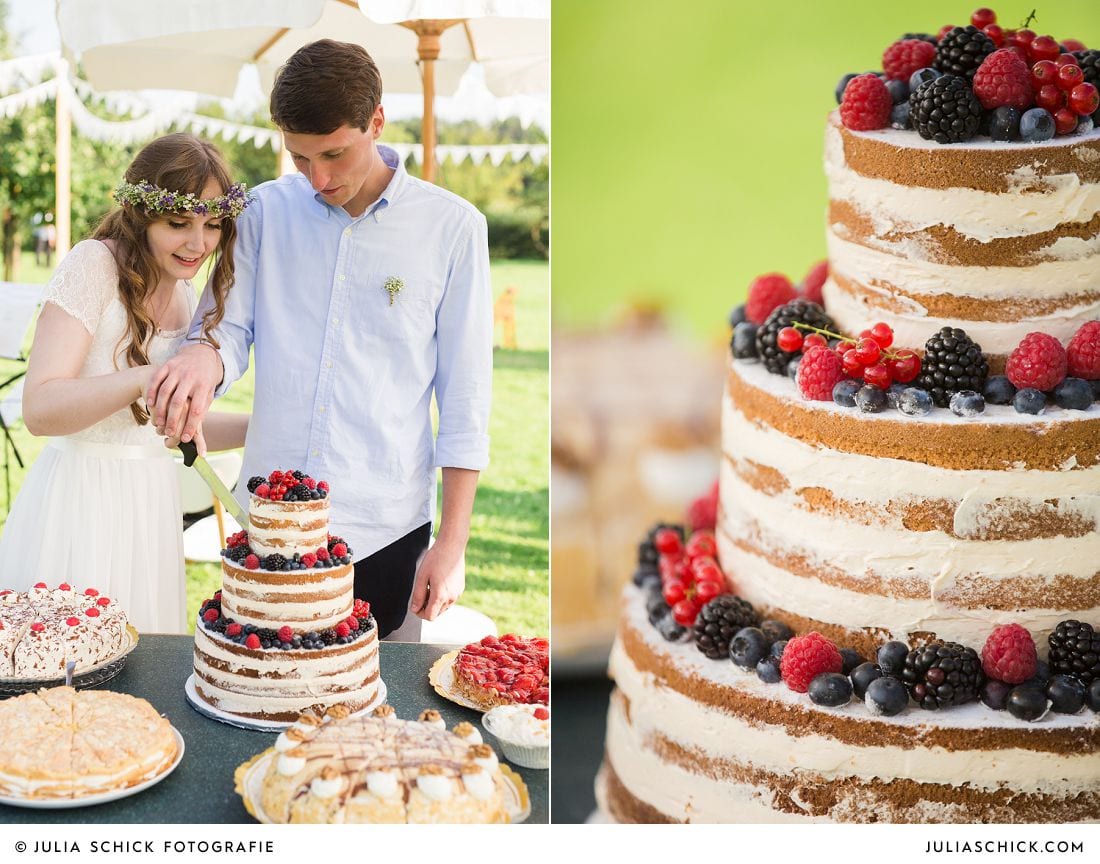 Boho Brautpaar schneidet Naked Cake Hochzeitstorte mit Beerenfrüchten an