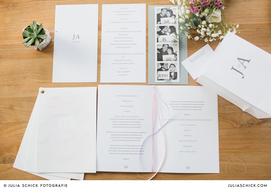 Typographische Hochzeitspapeterie mit Hochzeitseinladung, Save-the-date-Karte , Menükarte und Kirchenheft
