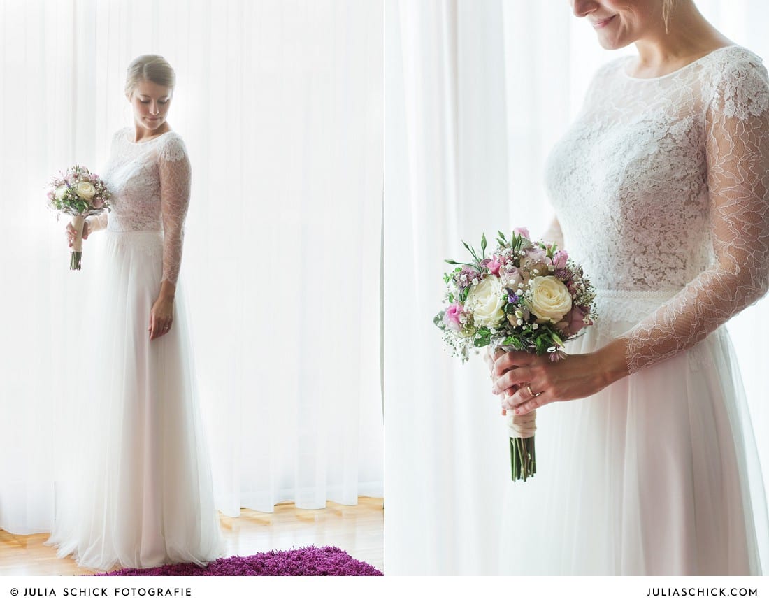 Braut in Hochzeitskleid von Anna Kara mit Brautstrauß von die Floristen in Suite des Factory Hotel in Münster