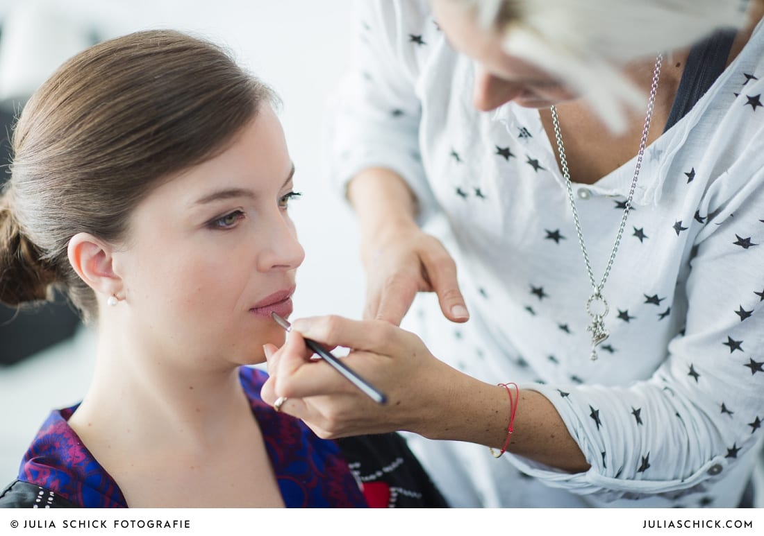 Braut wird von Make-up Artistin in Köln geschminkt
