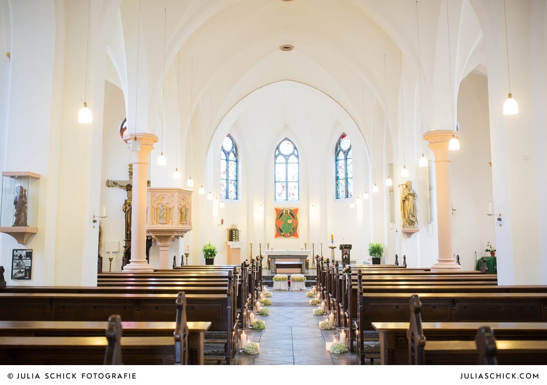 Hochzeitlicher Kirchenschmuck in der Sankt Antonius Kirche in Leverkusen Wiesdorf