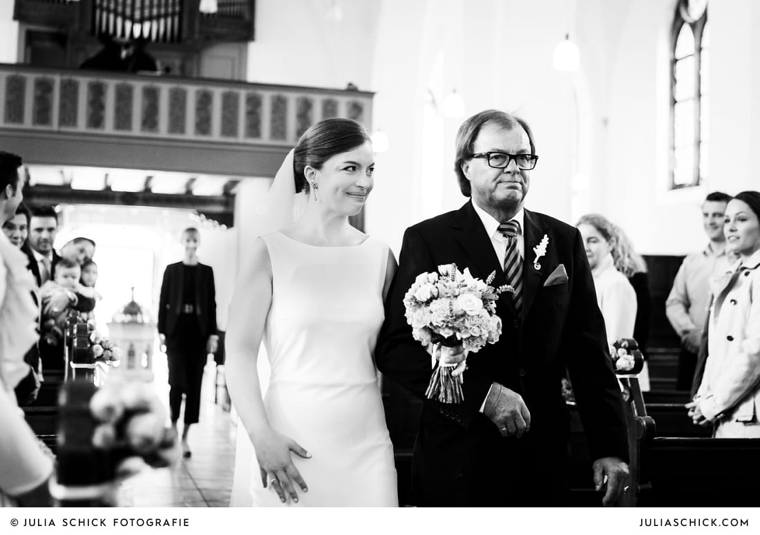 Vater führt Braut zum Altar bei kirchlicher Trauung in der Sankt Antonius Kirche in Leverkusen Wiesdorf