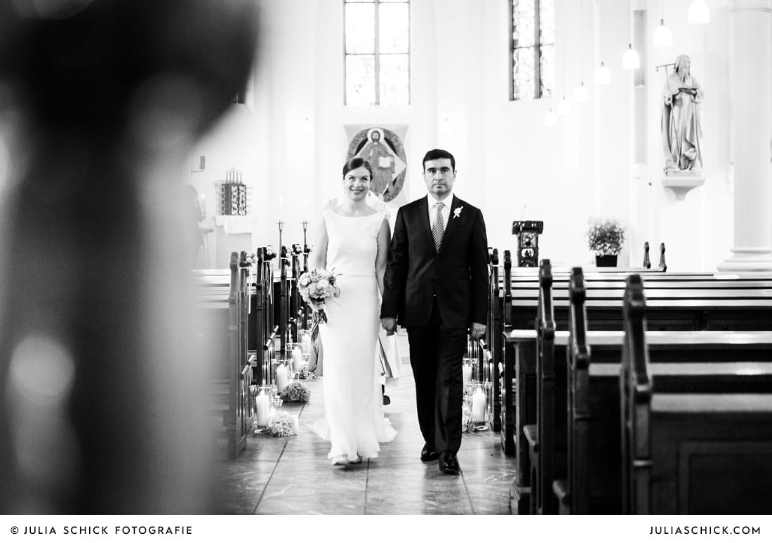Auszug des Brautpaares bei Hochzeit in der Sankt Antonius Kirche in Leverkusen Wiesdorf
