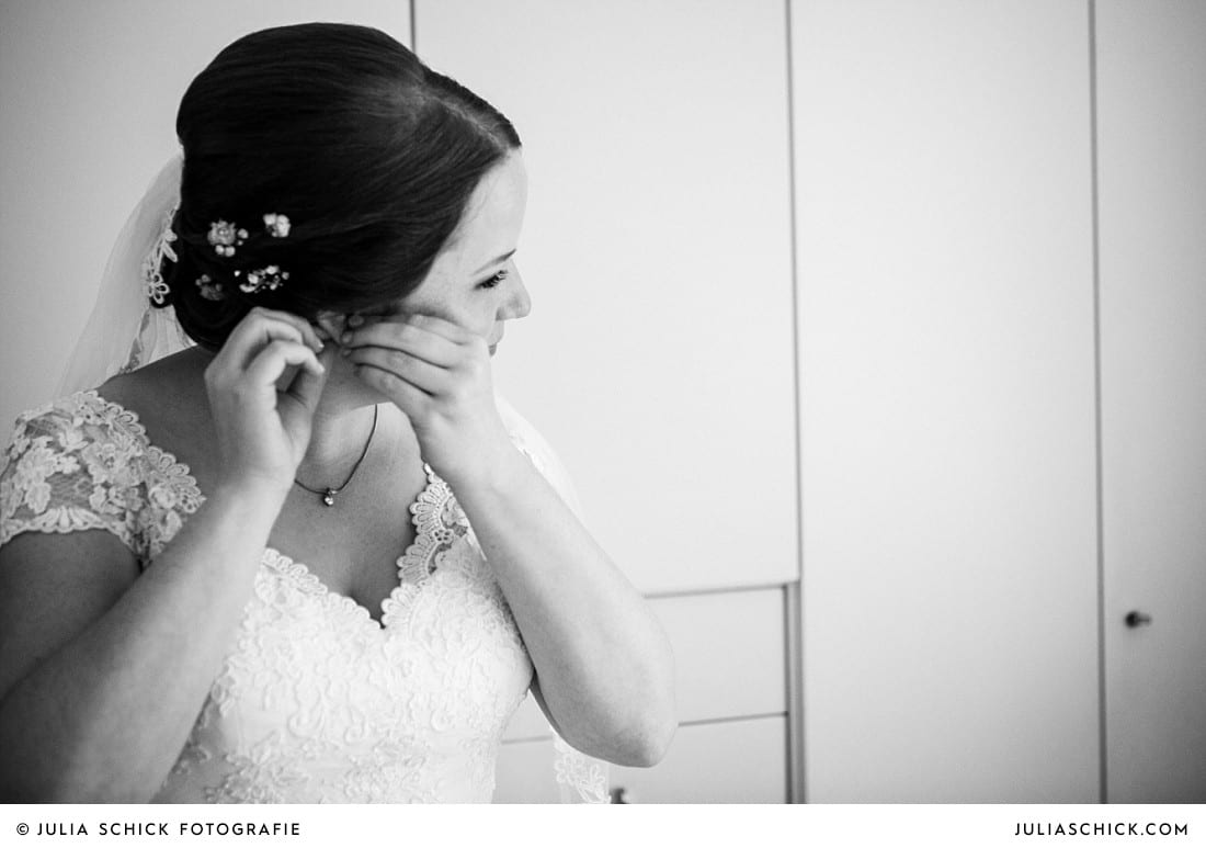 Braut legt vor Hochzeit in Lüdinghausen ihre Ohrringe an