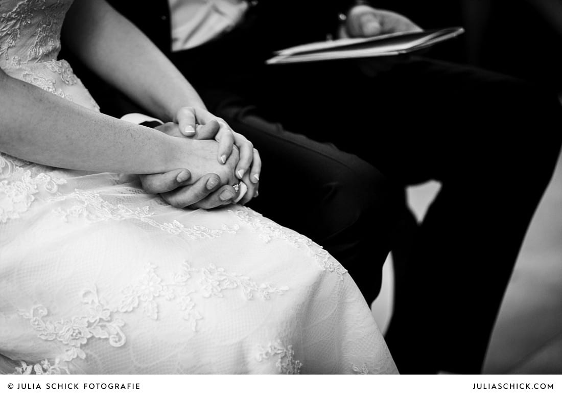 Hände des Brautpaares während einer kirchlichen Trauung in der evangelischen Kirche Lüdinghausen