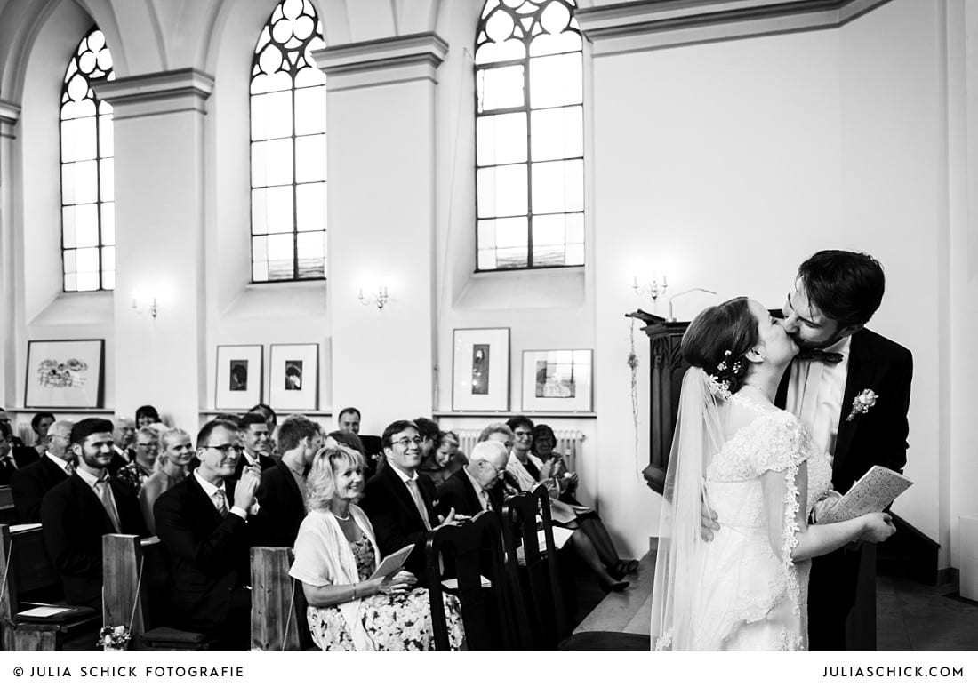 Kuss des Brautpaares nach der Trauung in der evangelischen Kirche Lüdinghausen