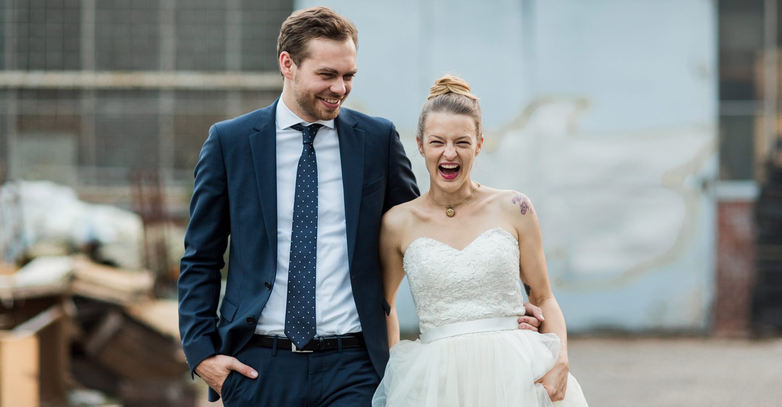 Brautpaar fotografiert von Hochzeitsfotografin Julia Schick vor blauer Wand am Skaters Palace in Münster