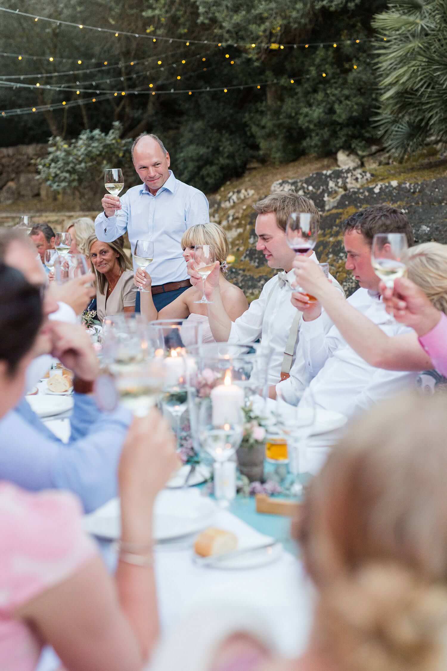 Hochzeitsgäste stoßen nach Rede des Brautvaters auf das Brautpaar an beieiner Hochzeit im Casal Santa Eulalia auf Mallorca