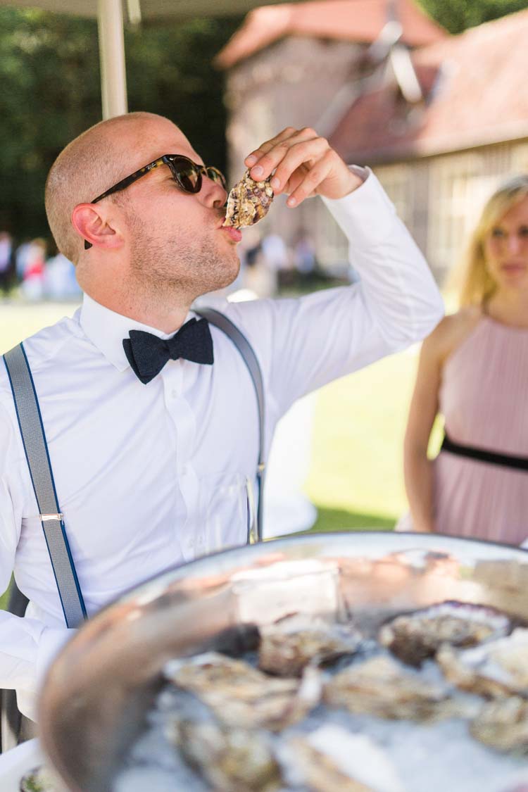 Bräutigam mit Glatze isst Austern bei Hochzeit auf Haus Ruhr