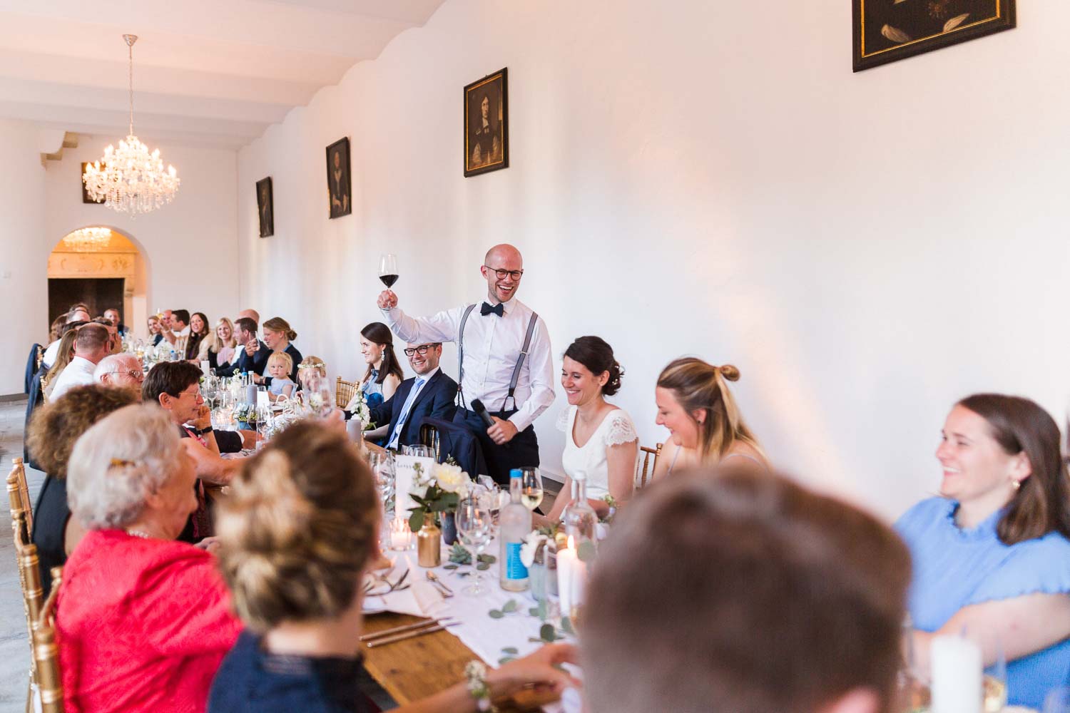 Bräutigam porstet der Hochzeitsgesellschaft bei einer Hochzeitsfeier in der Orangerie von Haus Ruhr in Senden zu