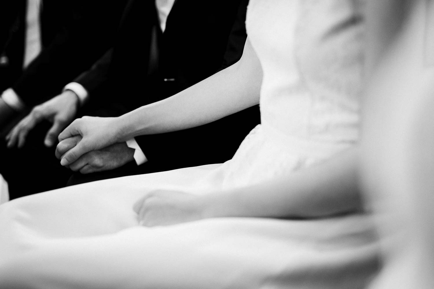 Schwarz-Weiß Foto von den Händen des Brautpaares