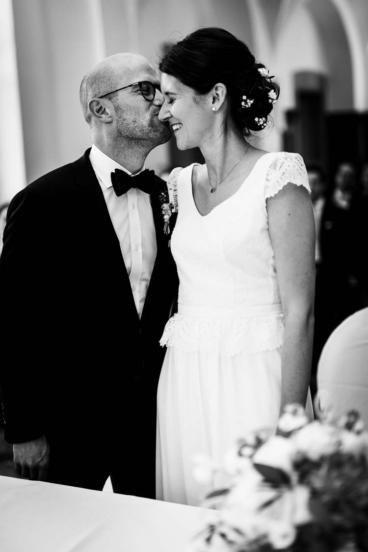 Bräutigam küsst Braut aufs Auge bei standesamtlicher Trauung im Rittersaal von Haus Ruhr