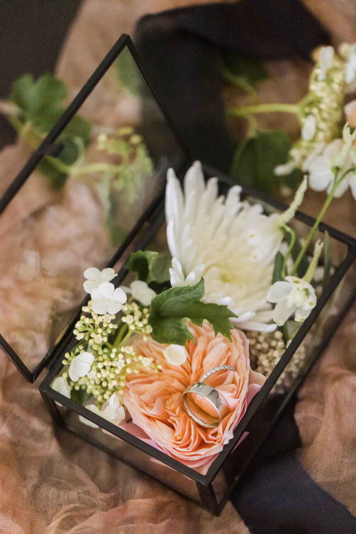 Ringkästchen aus Glas mit schwarzem Metall mit Blumen in weiß und peach