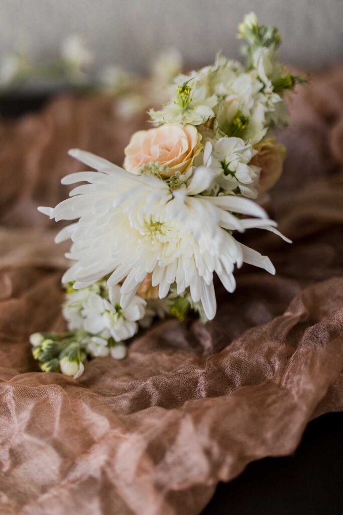 Blumenarmband  für die Braut in weiß und peach.