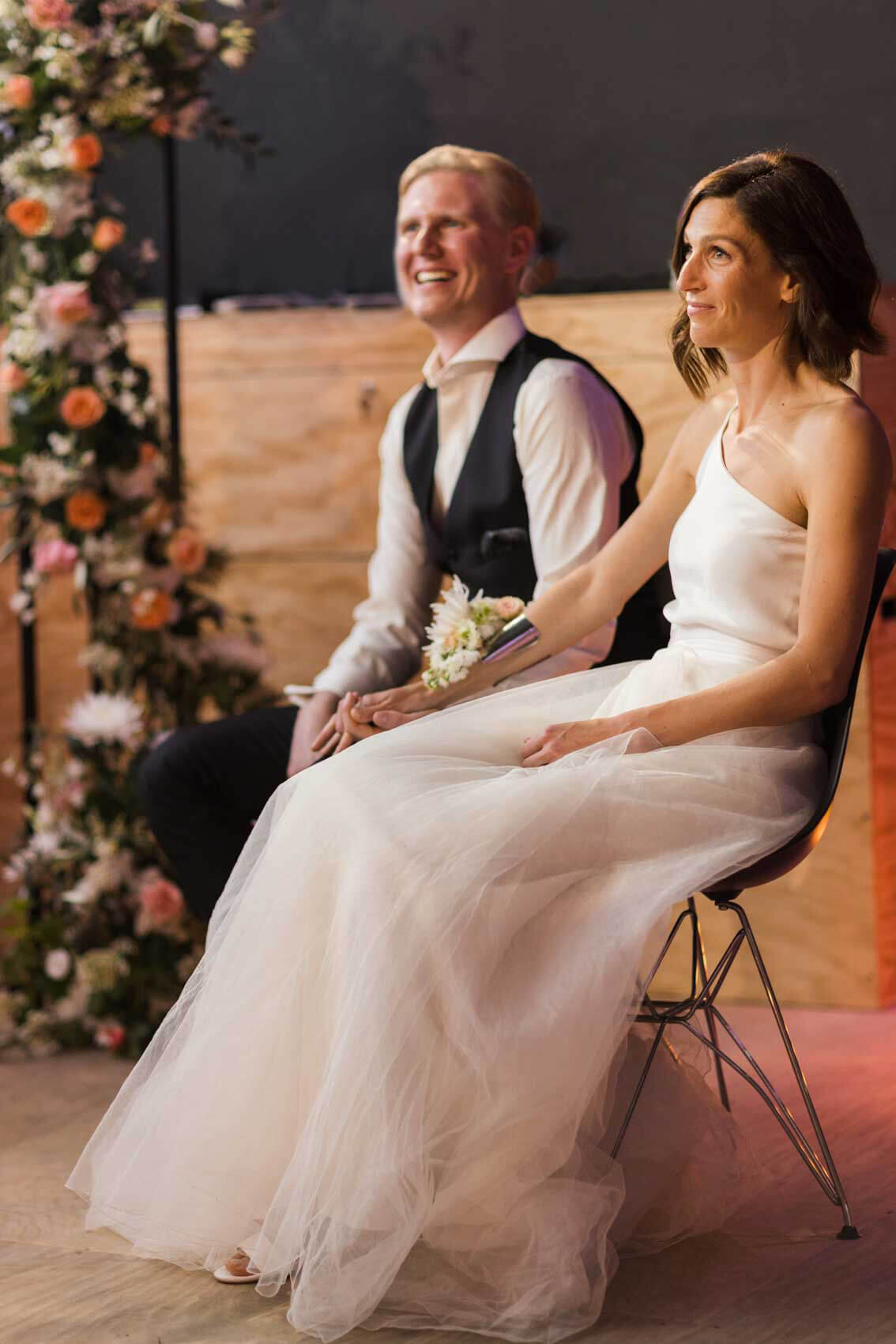 Lächelndes Brautpaar bei freier Trauung im Grey im Factory Hotel in Münster