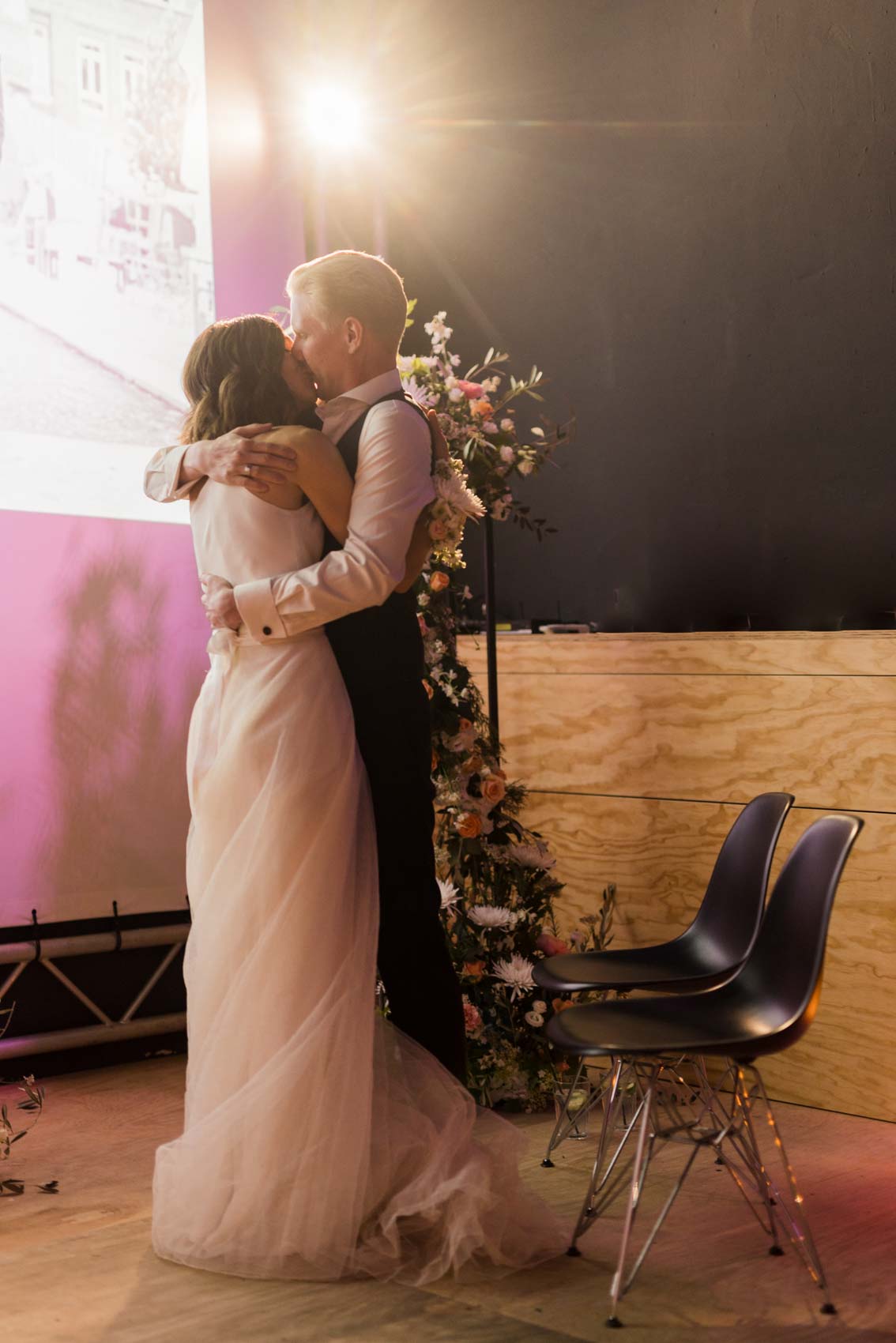 Küssendes Brautpaar bei freier Trauung im Grey im Factory Hotel in Münster nach der Trauzeremonie.