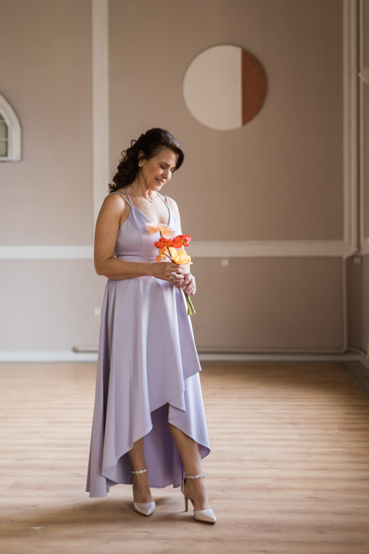 Brautmutter in einem violetten Abendkleid aus Satin