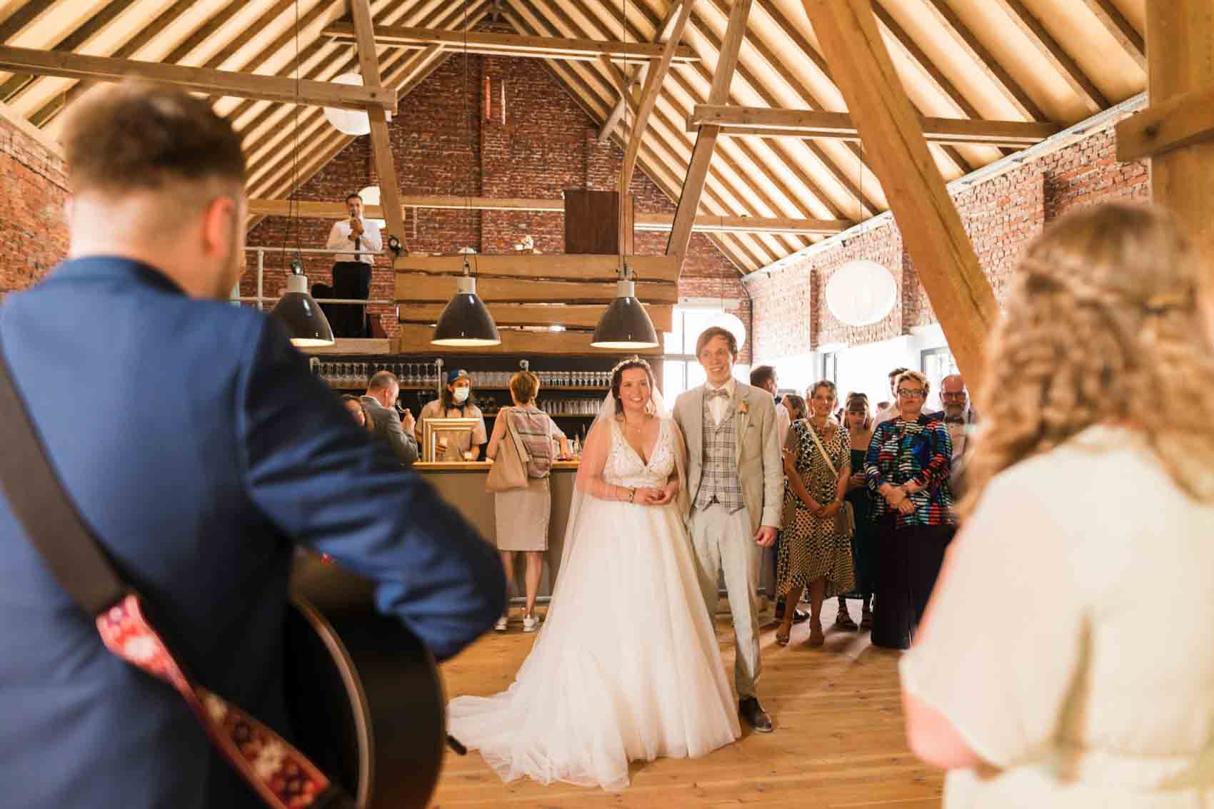 Brautpaar lauscht einer Band im Festsaal der Hochzeitslocation Seescheune am Bulderner See in Dülmen